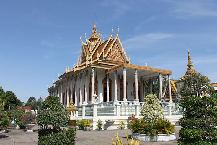 palais royal phnom penh pagode argent
